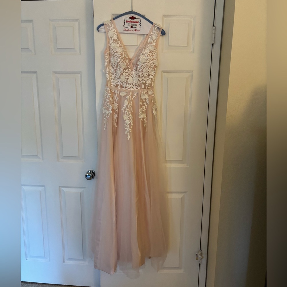 Light pink v-neck prom dress with white flowers🌷